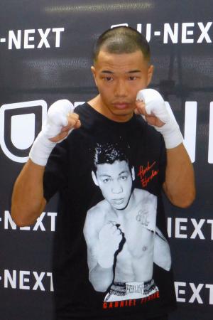 　ボクシングのＷＢＡバンタム級王座決定戦に向けた練習を公開し、ポーズを取る増田陸＝７日、東京都新宿区
