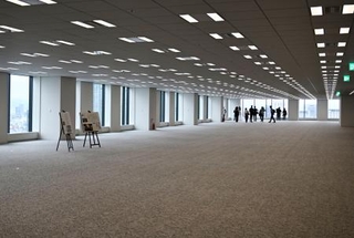 　高層複合ビル「淀屋橋ゲートタワー」の高層階にあるオフィスフロア＝７日午後、大阪・淀屋橋