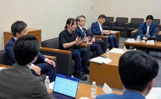 　ＡＩを活用した民主主義の在り方を検討する超党派の勉強会で、あいさつするチームみらいの安野党首（奥左から２人目）＝７日午後、国会