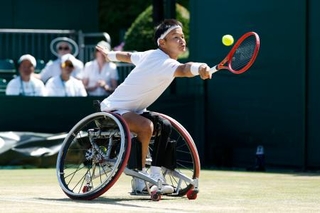 　車いすの部男子シングルス１回戦でプレーする三木拓也＝ウィンブルドン（共同）