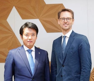 　会談後、記念写真に納まる青森県の宮下宗一郎知事（左）と仏政府のローラン・クエニー局長＝７日、パリ（共同）