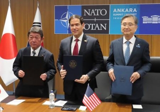 　会談前に覚書に署名する（左から）茂木外相、ルビオ米国務長官、韓国の趙顕外相＝７日、トルコ・アンカラ（共同）