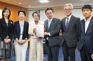 　加熱式たばこの規制強化などを求める提言書を上野厚労相（左から４人目）に手渡す超党派の「受動喫煙防止対策を推進する議員連盟」の議員＝８日午後、東京都千代田区