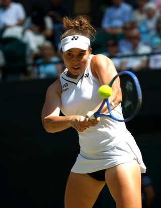 　女子シングルス準々決勝でプレーするリンダ・ノスコバ＝ウィンブルドン（共同）
