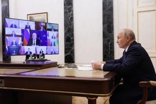 　８日、モスクワでオンライン政府会合を開くロシアのプーチン大統領（ロシア大統領府提供・タス＝共同）