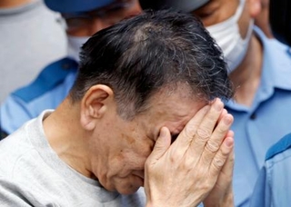 　送検のため警視庁荒川署を出る菊池仁達容疑者＝９日午前８時４９分