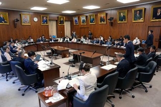 　日本国旗損壊罪法案が実質審議入りした参院内閣委＝９日午前