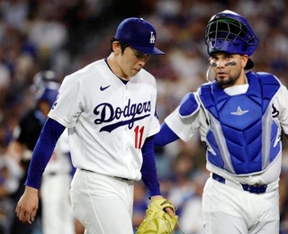　ロッキーズ戦の６回を投げ終え、ベンチに戻るドジャース・佐々木。右は捕手アルフォンソ＝ロサンゼルス（共同）