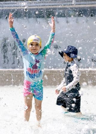 　東京都江戸川区の公園で水遊びをする子どもたち＝９日午後