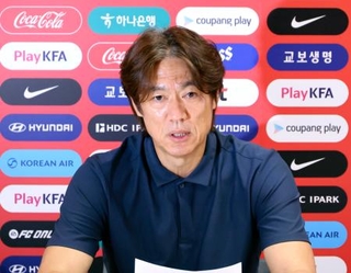 　メキシコで記者会見し、韓国代表監督の辞任を表明する洪明甫氏＝６月２８日（聯合＝共同）