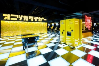 　「オニツカタイガー」の旗艦店＝東京・新宿