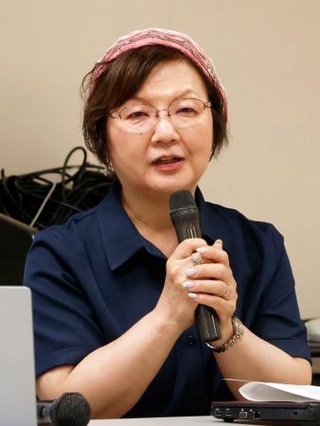 　大崎事件の第５次再審請求で追加で提出した証拠について説明する弁護団共同代表の鴨志田祐美弁護士＝９日午後、鹿児島市