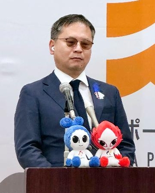 　定例記者会見をするスポーツ庁の河合純一長官＝９日、文科省