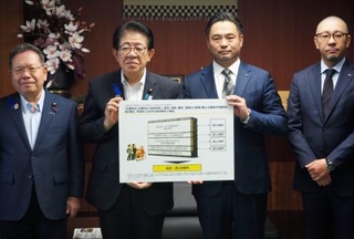 　「交通空白」による経済損失の試算について調査会社の報告を受ける金子国交相（左から２人目）＝９日午後、国交省