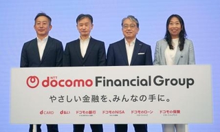 　写真に納まるＮＴＴドコモ・フィナンシャルグループの広井孝史社長（左から３人目）ら＝９日午後、東京都千代田区