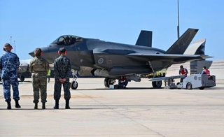 　日米豪の共同訓練「サザン・クロス」でミサイルが搭載されるＦ３５ステルス戦闘機＝９日、オーストラリア・ダーウィン（共同）