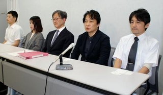 　提訴後、記者会見する原告ら＝９日午後、大阪市北区