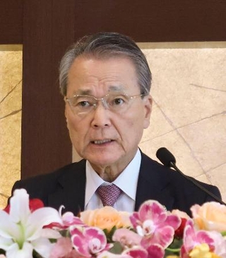 　記者会見する経団連の筒井義信会長＝９日午後、大阪市