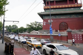 　北京市内を走る車＝６月（共同）