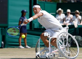 　車いすの部男子シングルス準々決勝でプレーする小田凱人＝ウィンブルドン（共同）