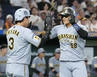 　２回、２ランを放った阪神・前川（右）＝東京ドーム