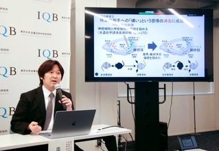 　記者会見で研究について説明する東京大の奥山輝大教授＝３日、東京都文京区