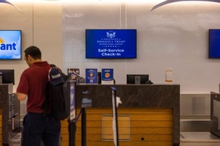 　「ドナルド・Ｊ・トランプ大統領国際空港」という名称を映し出すチェックインカウンターのモニター＝９日、フロリダ州（ＡＰ＝共同）