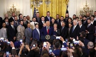 　２０２５年４月、ホワイトハウスにトランプ大統領を表敬訪問したドジャースの大谷翔平ら。（ゲッティ＝共同）
