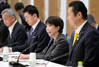 　孤独・孤立対策推進本部の会合であいさつする高市首相（右から２人目）＝１０日午前、首相官邸