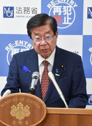 　閣議後の記者会見に臨む平口法相＝１０日午前、法務省
