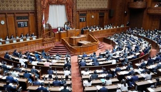 　改正個人情報保護法を可決、成立した参院本会議＝１０日午前