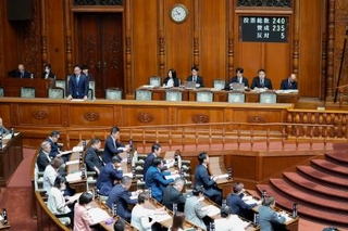 　改正労災保険法を可決、成立した参院本会議＝１０日午前