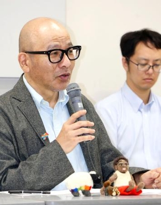　申し立て却下を受け記者会見する小浜耕治さん（左）＝１０日午前、仙台市青葉区