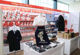 　名古屋市の丸善名古屋本店にオープンした、アジア・アジアパラ競技大会の公式ショップ１号店＝１０日午前
