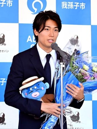 　セレモニーであいさつするサッカー日本代表の中村敬斗＝１０日、千葉県我孫子市役所