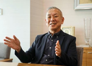 　インタビューに答える近鉄百貨店の梶間隆弘社長