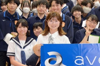 　中学校で特別授業の講師を務めたスノーボード女子の岩渕麗楽（中央）＝１０日、東京都墨田区