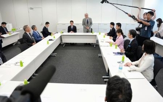 　北陸新幹線の延伸ルートを再検討する与党整備委員会の会合＝１０日午前、国会