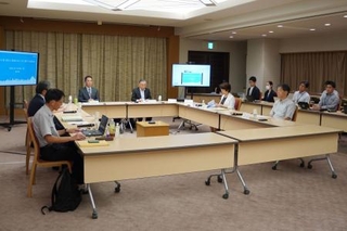 　居住実態がない「空き部屋」所有者を対象とした課税案について議論する神戸市の検討会＝１０日午後、神戸市役所
