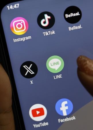 　スマートフォンに表示されたインスタグラムのアイコン（左上）