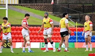 　ラグビーのネーションズ選手権第２戦、アイルランド戦に向け練習する日本代表のリーチ（中央）ら＝１０日、オーストラリア・ニューカッスル（共同）