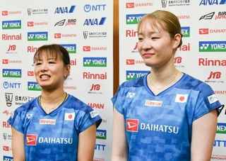 　取材に応じる福島由紀（左）と松本麻佑＝１０日、味の素ナショナルトレーニングセンター