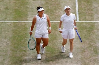 　女子ダブルス準決勝でポイントを奪われた青山修子（右）、梁恩碩組＝ウィンブルドン（共同）