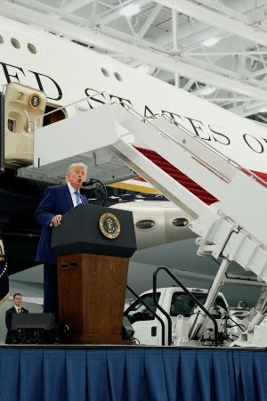 　新たな米大統領専用機として改修した機体の前で演説するトランプ大統領＝６月、ワシントン郊外（ロイター＝共同）