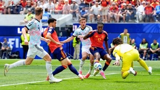 　スペイン-ベルギー　後半、チーム２点目のゴールを決めるスペインのメリノ（左から２人目）＝ロサンゼルス（共同）