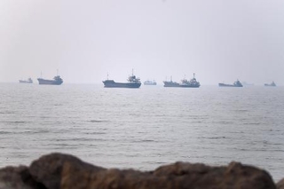 　イラン沖のホルムズ海峡に浮かぶ商船＝６月（イラン学生通信提供・ＡＰ＝共同）