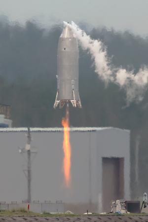 　ＪＡＸＡが実施した再使用ロケットの開発に向けた小型実験機「ＲＶ-Ｘ」の飛行試験＝１１日午前、秋田県能代市