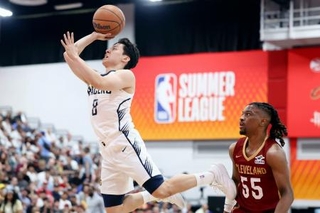 　キャバリアーズ戦でシュートを放つペーサーズの河村（左）＝ラスベガス（ＡＰ＝共同）