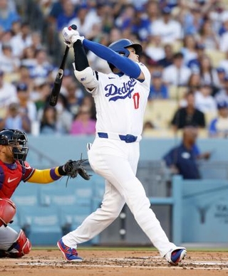 　ダイヤモンドバックス戦の１回、２１号ソロを放つドジャース・大谷＝ロサンゼルス（共同）