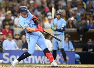 　パドレス戦の５回、２２号３ランを放つブルージェイズ・岡本。２０１８年に大谷がエンゼルスで樹立した日本勢の１年目最多記録に並んだ＝サンディエゴ（ロイター＝共同）